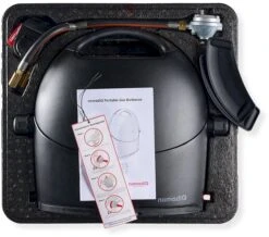 NomadiQ Draagbare Gasbarbecue - Zwart -Buiten Kamperen 1900 1900 c2vydmljzt1pbwfnzxmmc3jjpwh0dhbzjtnbjtjgjtjgd3d3lm5vbwfkaxfiyneuy29tjtjgd3aty29udgvudcuyrnvwbg9hzhmlmkyymdiwjtjgmdclmkzub21hzglrlwjics1ib3gtb3blbi0xlmpwzyzjywn