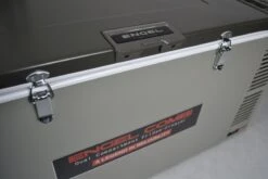 Engel MD60F-C Dual-zone Compressor Koelbox - 57 Liter -Buiten Kamperen 1900 2849 md60fc verschluss detail