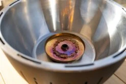 LotusGrill XL Hybrid Houtskoolbarbecue - Rood -Buiten Kamperen lotusgrill binnenkant pitje 3