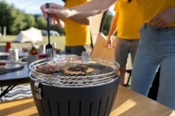 LotusGrill XL Hybrid Houtskoolbarbecue - Rood -Buiten Kamperen lotusgrill in gebruik hamburger 3